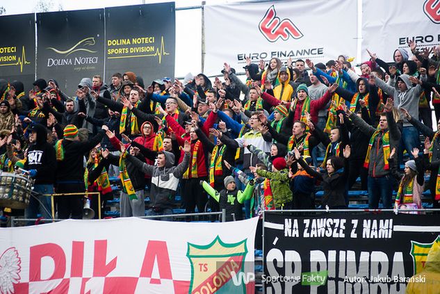 Mimo niepewnej pogody, na stadionie w Pile stawiło się 4 tysiące fanów