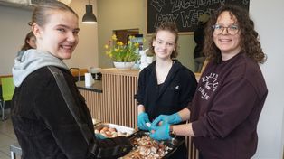 Poznań: Wspólnie przygotowują Śniadanie Wielkanocne w Fundacji Barka