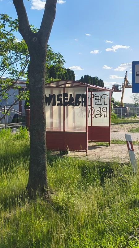 Zniszczone wiaty autobusowe 