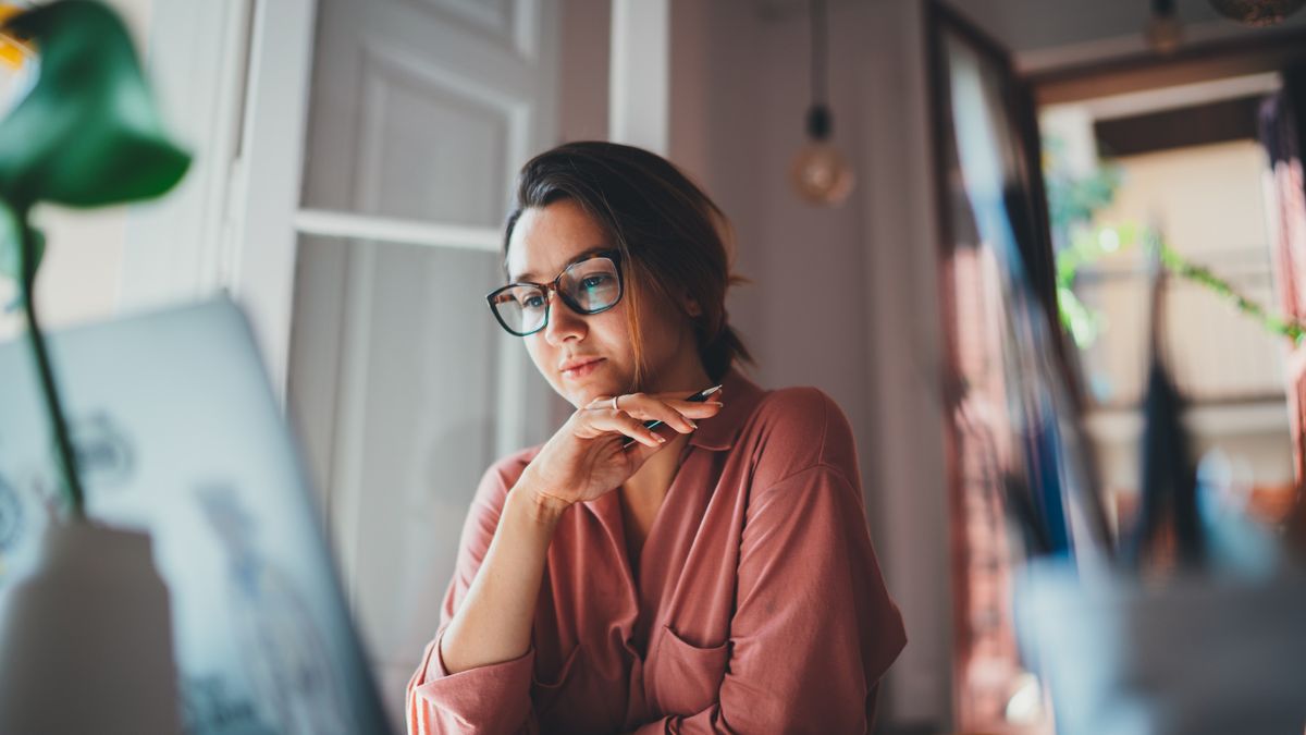 Kobieta przed komputerem