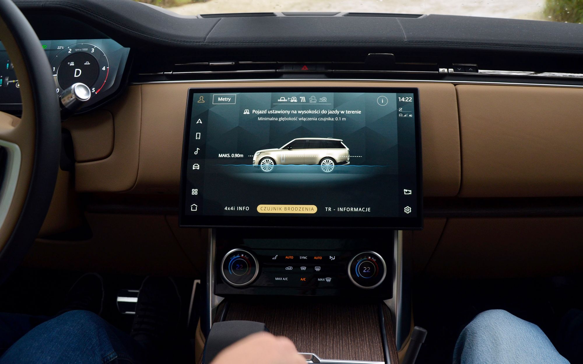Land Rover ma unikatowy system rozpoznający głębokość wody pokazując ją w czasie rzeczywistym i informujący kierowcę, czy może wjechać głębiej