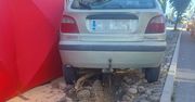 Więcbork: Kierowca renault zjechał z drogi i uderzył w drzewo. Mimo reanimacji nie udało się go uratować