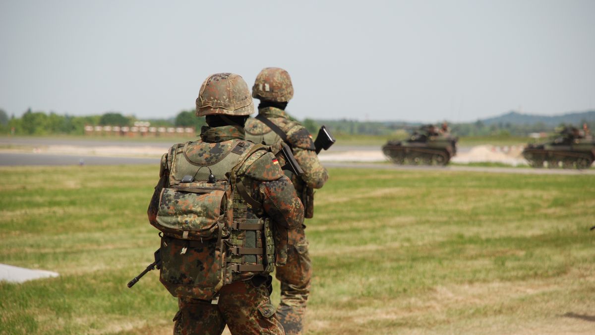 bundeswehr, detschland, soldaten, übung, trupp, flecktarn, gewehr, schiessen, einsatz, schützen, schutz, verteidigung, schützengraben, waffe, armee, deutschland, kampf, krieg, tot, verletzte, blut, killer, wehr, abwehr, rüstung, uniform, schutzanzug, irak, afghanistan, pflicht, verpflichtung, beruf, schuss, panzer, berufung, wehrpflicht, einzug, wehrdienst, männer, mann, frau, kraft, mut, held, helden, unsterblich