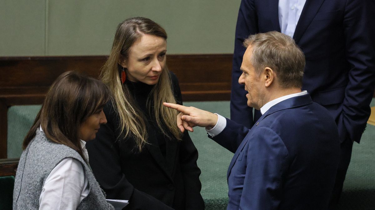 Donald Tusk, Monika Wielichowska, Agnieszka Dziemianowicz-B�k
Warszawa, 09.01.2025. Premier Donald Tusk (P), wicemarsza�kini Sejmu Monika Wielichowska (L) i minister rodziny, pracy i polityki spo�ecznej Agnieszka Dziemianowicz-B�k (C) na sali obrad Sejmu w Warszawie, 9 bm. Trwa posiedzenie Sejmu. (sko) PAP/Pawe� Supernak
Pawe� Supernak
X kadencja, 10, 10., Dziesi�ta, kadencji, obrad, Obrady, plenarna, polityk polityka, Polityka, posiedzenie, Posiedzenie Sejmu, pos�owie, Sala plenarna posiedze� obrad, sala posiedze�, sejm, Sejm RP, sejmu