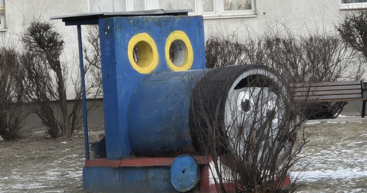 Znikający plac zabaw z ciuchcią na Łazarzu. Kultowe miejsce dzieciństwa znika z mapy Poznania