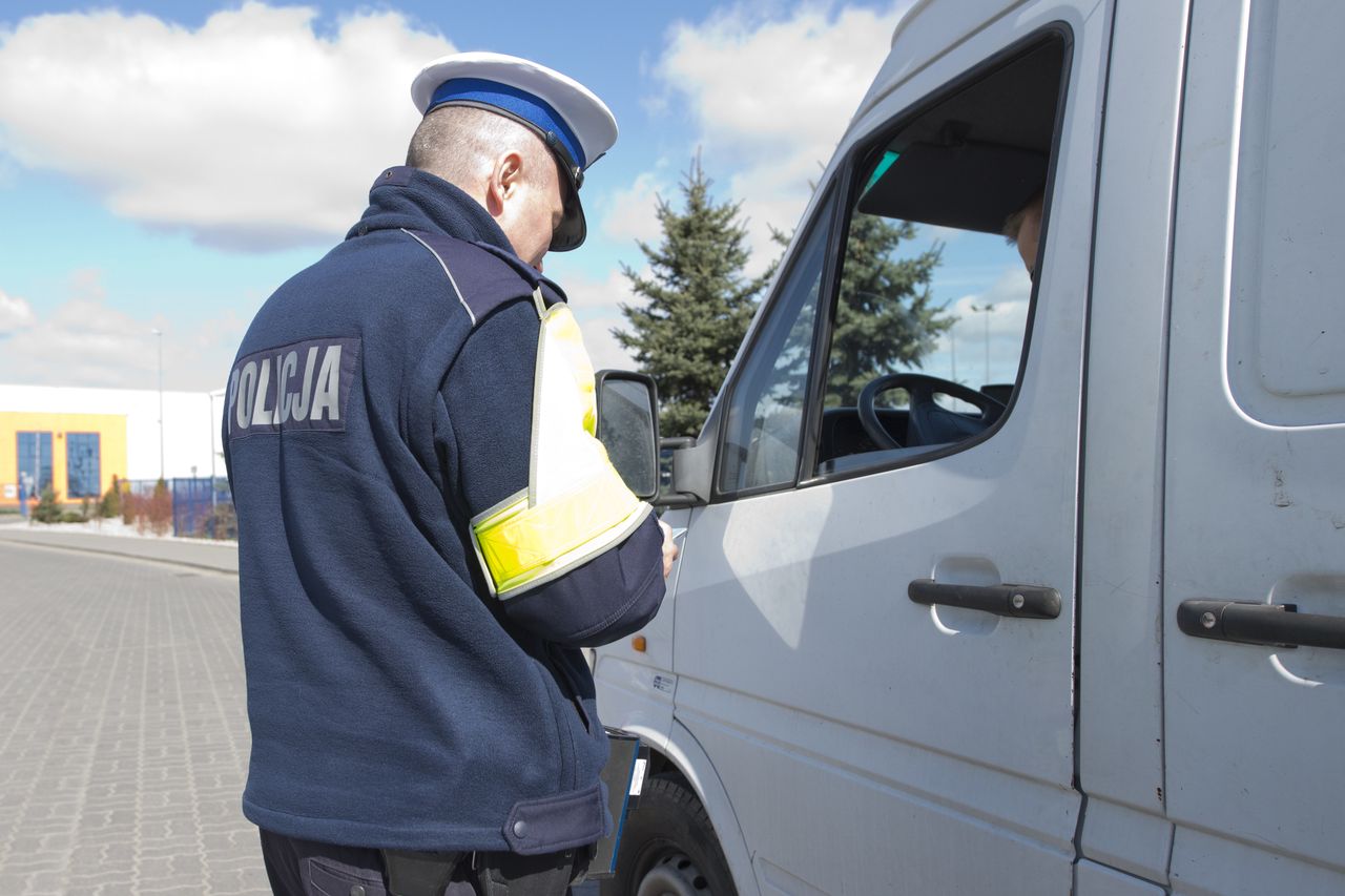 Pytanie o płatność mandatu kartą jest częste podczas kontroli drogowej