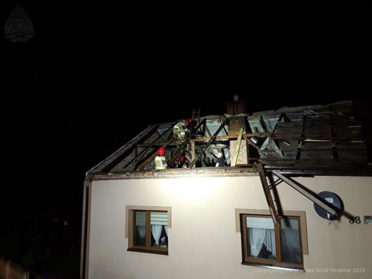 Nocna nawałnica. Zerwane i podziurawione dachy, zalane ulice