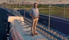 KER: Tomasz Rożek na cysternie w spocie Lotosu nie promował niebezpiecznych zachowań (wideo)