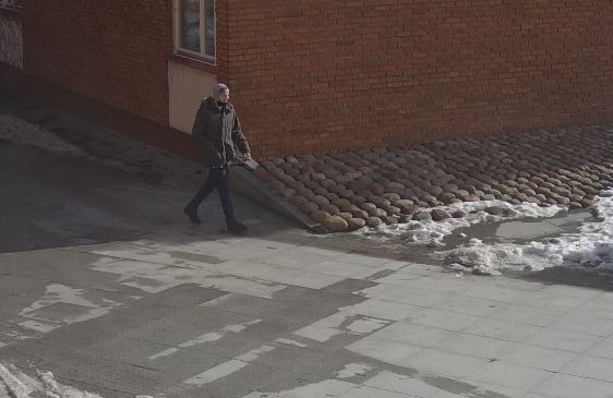 Policja poszukuje mężczyzny ze zdjęcia do sprawy kradzieży torebki