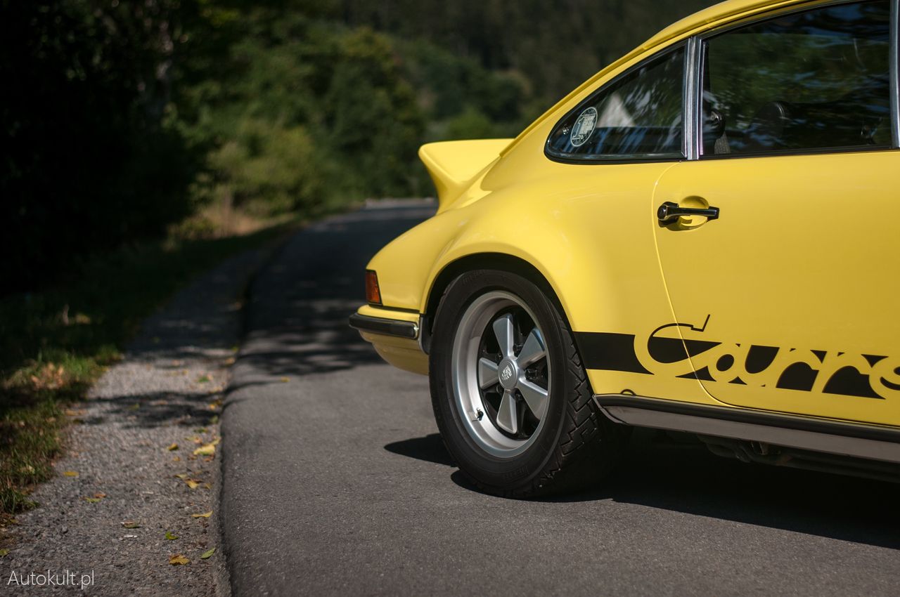 Porsche 911 GT3 Touring vs Porsche 911 Carrera RS 2.7