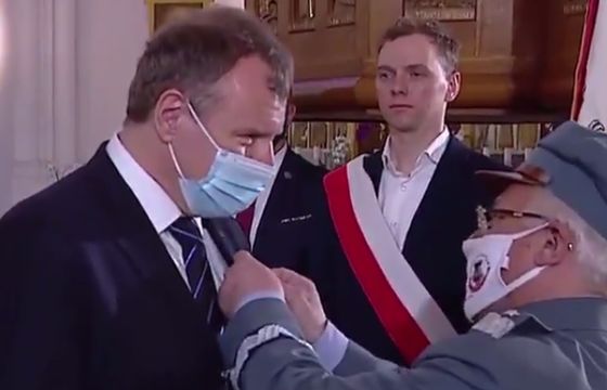 Jacek Kurski i szef Solidarności w TVP ze złotymi odznakami Krzyża Stulecia Niepodległości