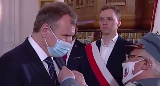 Jacek Kurski i szef Solidarności w TVP ze złotymi odznakami Krzyża Stulecia Niepodległości