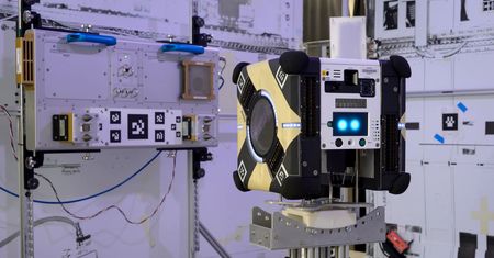 AI przejmuje stery na ISS. Robot Astrobee porusza się 60 proc. szybciej