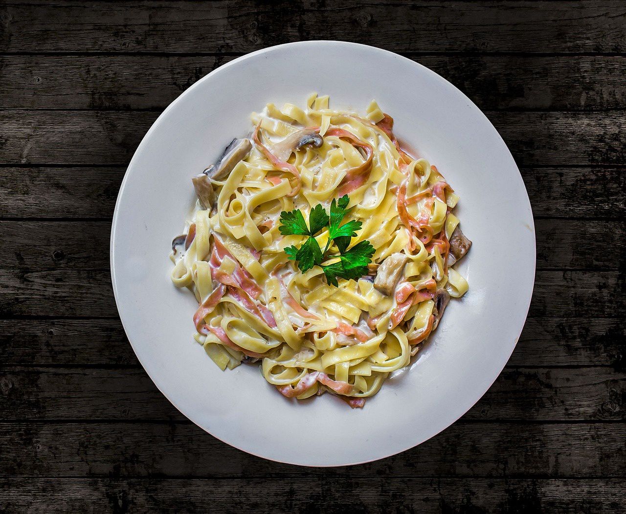 Sos carbonara to klasyka kuchni włoskiej. 