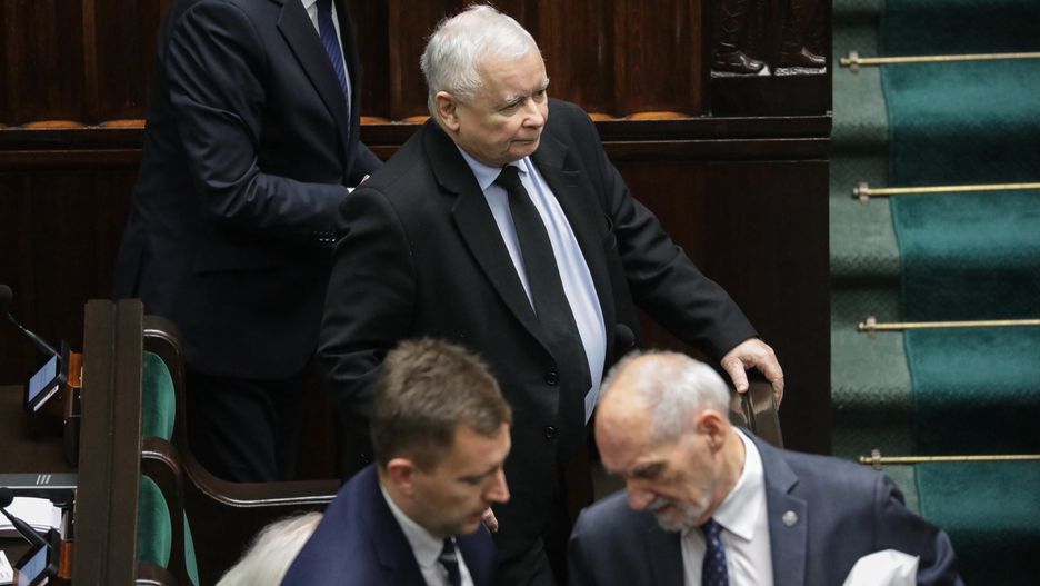 Warszawa, 14.11.2023. Prezes PiS Jarosław Kaczyński (C) na sali obrad Sejmu w Warszawie, 14 bm. w drugim dniu posiedzenia inaugurującego X kadencję izby. Posłowie zajmują się m.in. wyborem posłów sekretarzy Sejmu oraz członków KRS z ramienia Sejmu. (jm) PAP/Tomasz Gzell