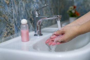 Zniknie kamień i zacieki. Twój kran będzie lśnić jak nowy