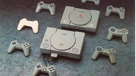 24 konsole i akcesoria, które spoczywają w pokoju 1