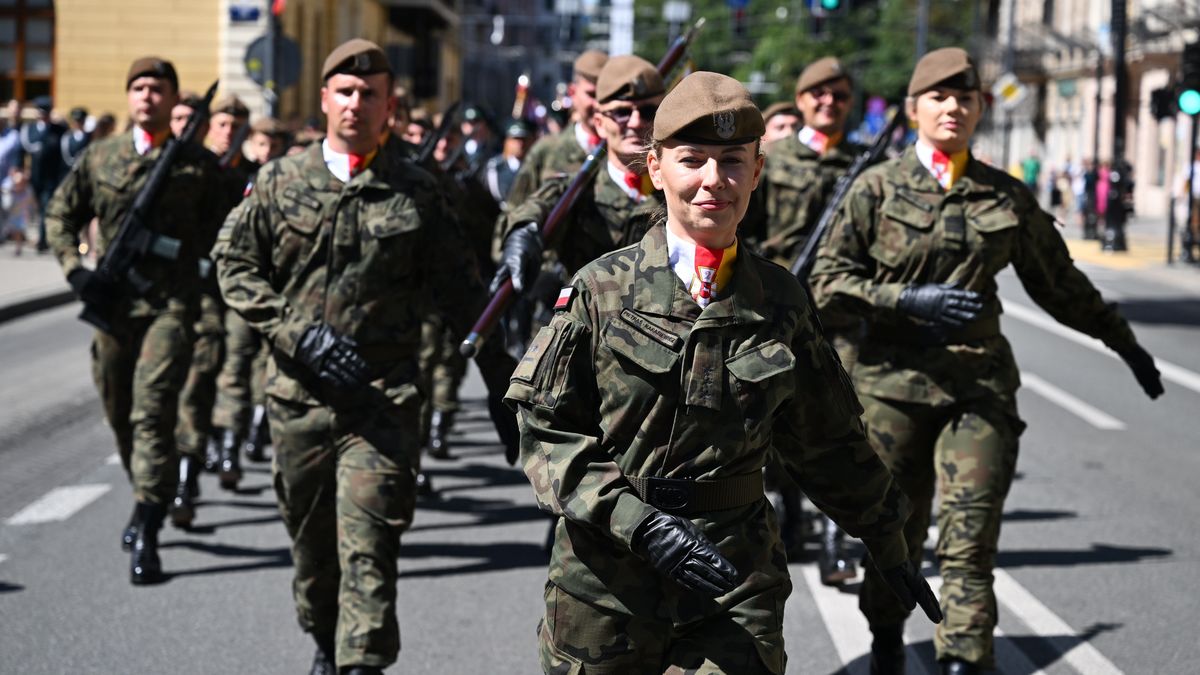Lublin, 15.08.2024. Uroczysty przemarsz kompanii honorowych, orkiestry, pocztów sztandarowych i zaproszonych gości z Kościoła Garnizonowego na Plac Litewski w Lublinie, 15 bm. Trwają obchody Święta Wojska Polskiego w Garnizonie Lublin. (aldg) PAP/Wojtek Jargiło