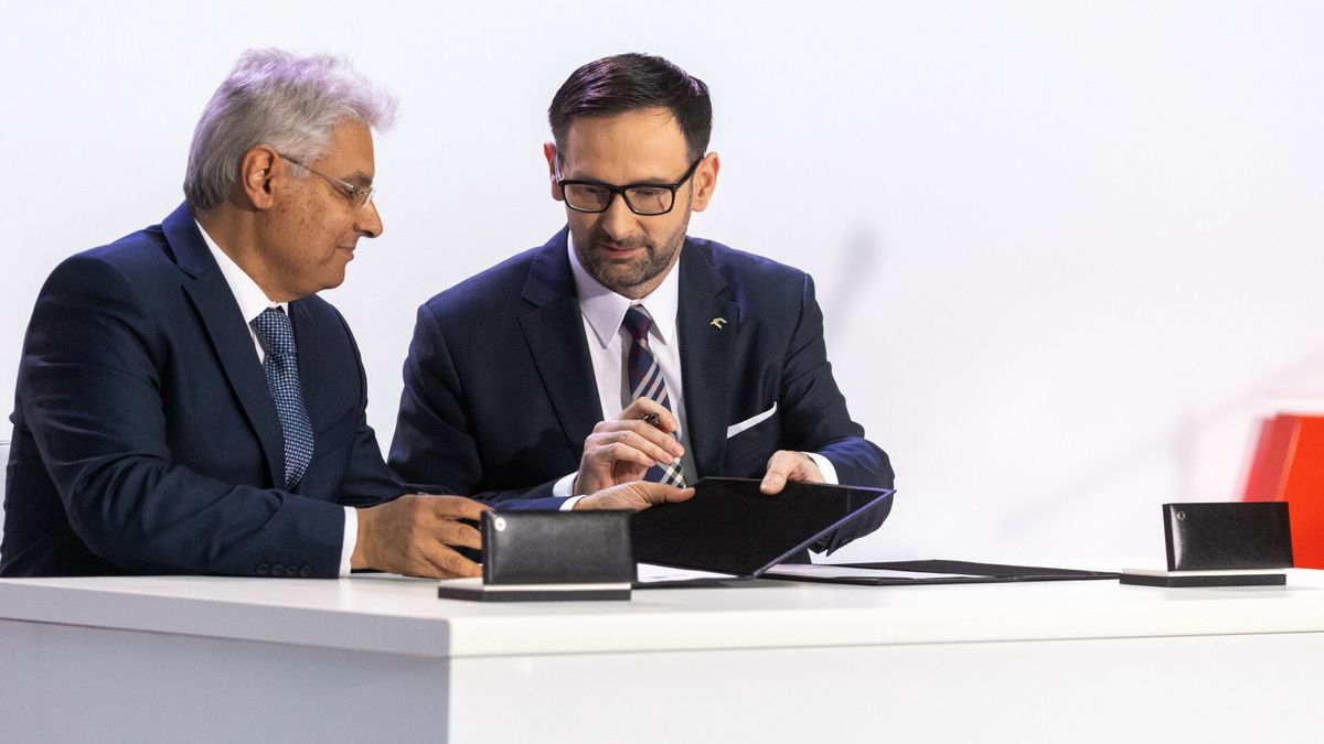 Konferencja na temat strategicznego rozwoju Grupy Orlen w której uczestniczył prezes Orlenu Daniel Obajtek i Mohammed Y. Al Qahtani z Saudi Aramco