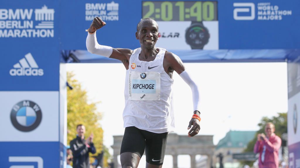 Zdjęcie okładkowe artykułu: Getty Images / Maja Hitij/Staff / Na zdjęciu: Eliud Kipchoge po pobiciu rekordu świata w maratonie (2:01:39; Berlin 2018)