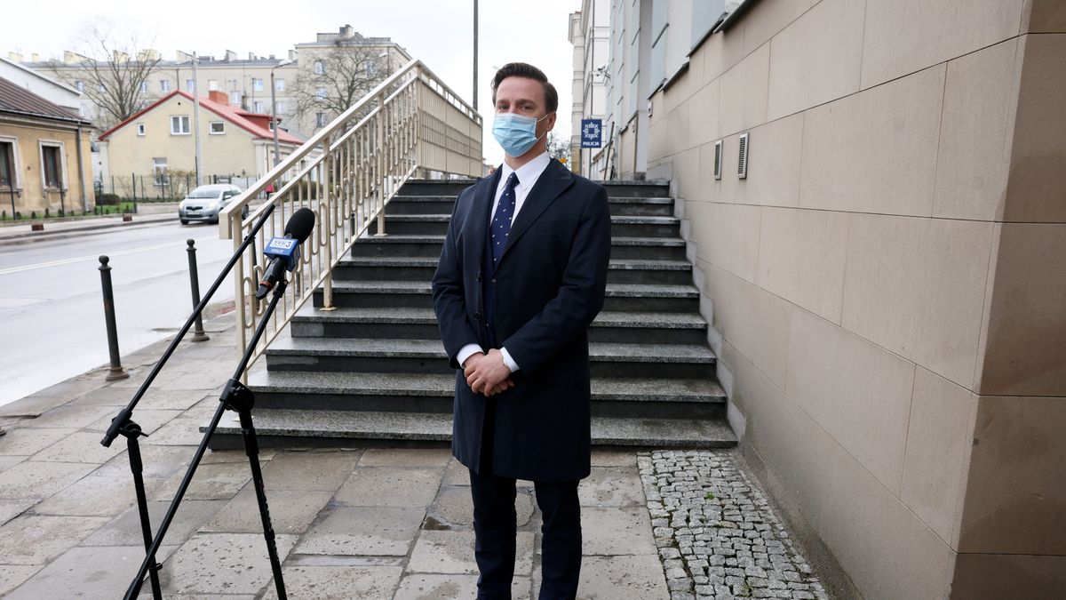 Kielce, 22.04.2021. Poseł Konfederacji Krzysztof Bosak podczas konferencji prasowej Konfederacji Wolność i Niepodległość w Kielcach, 22 bm. Tematem konferencji była "Konfederacja w obronie przedsiębiorców dotkniętych restrykcjami". (mr) PAP/Piotr Polak