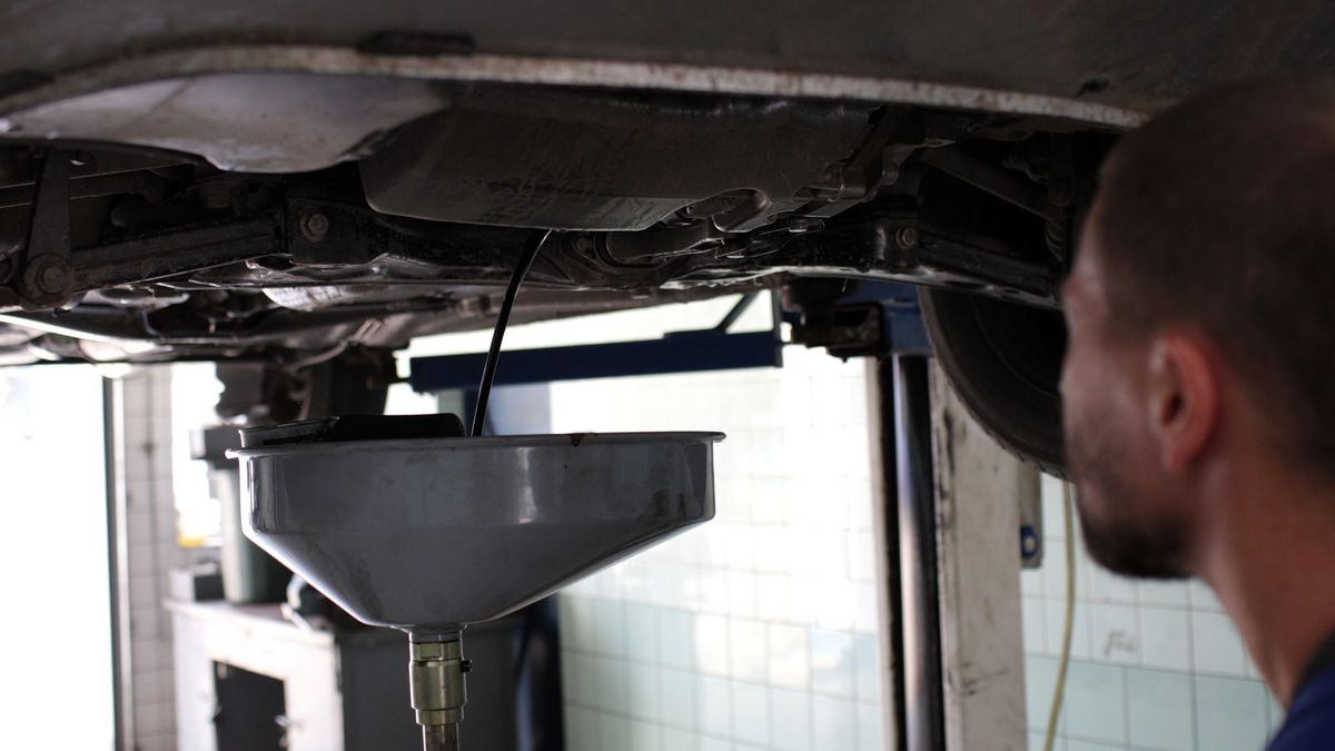 Wiesz jak się wymienia olej "na trzy"? To praktyka z ASO.