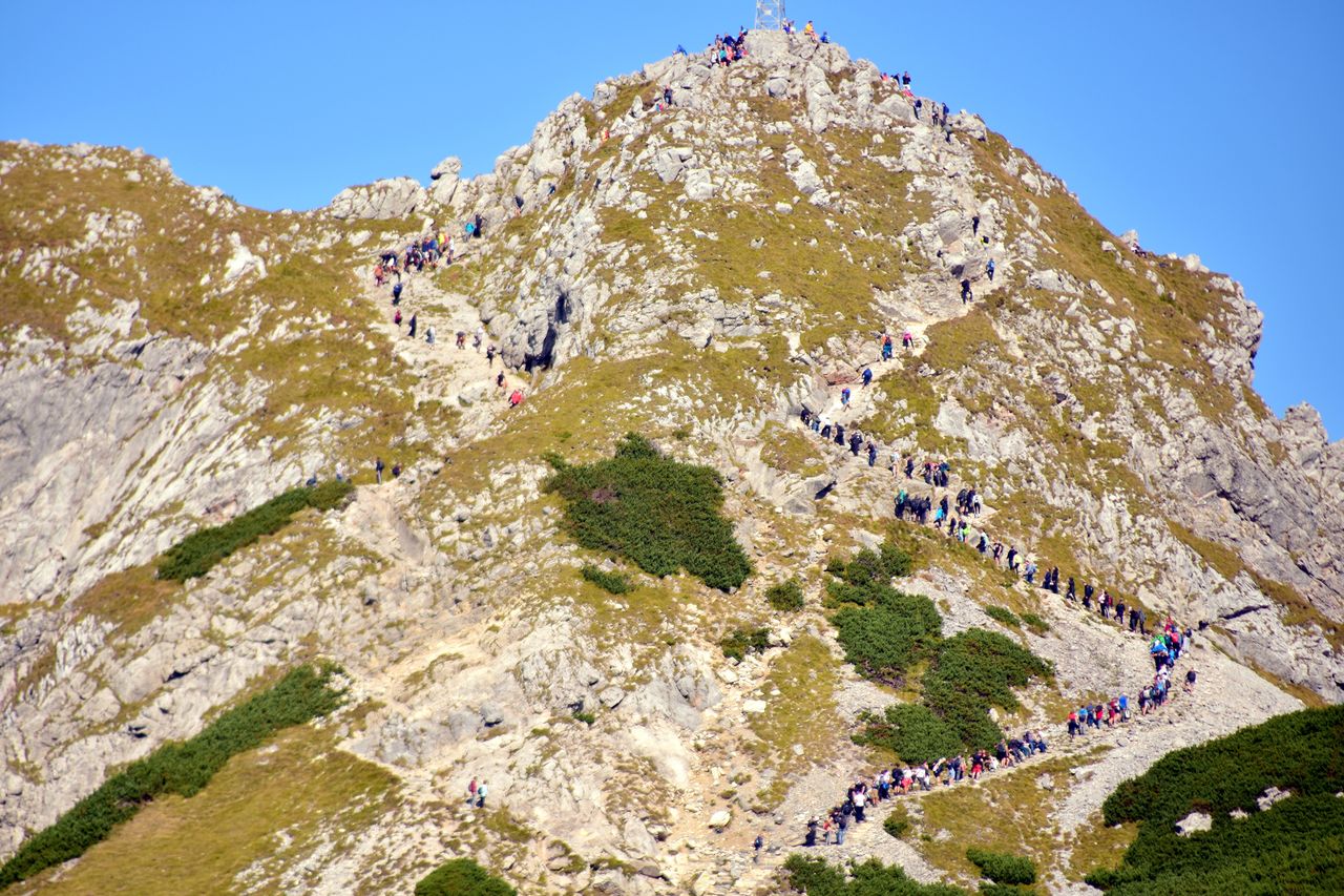 Sznurek turystów wchodzących na Giewont