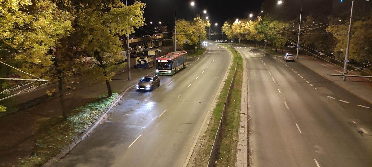 Młodzi chuligani skopali autobus, po czym rzucili w niego koszem na śmieci