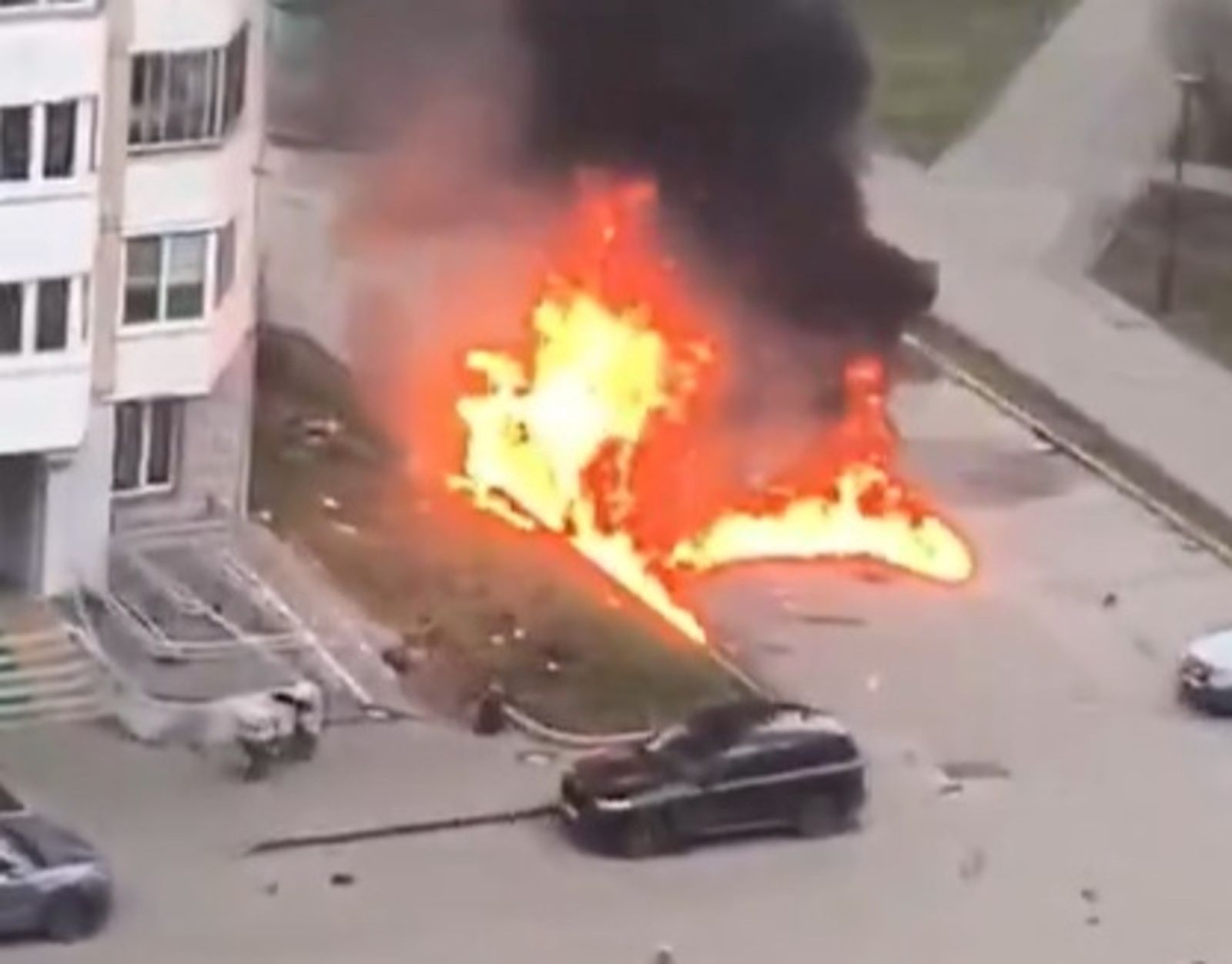 Eksplozja samochodu-pułapki na osiedlu. Jest nagranie