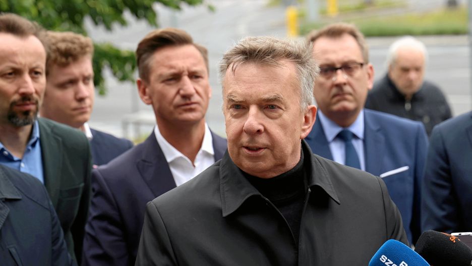 Kampania wyborcza 2025 w Szczecinie
26.05.2025 Szczecin , pl. Rodla . Wspolprzewodniczacy zachodniopomorskiej Nowej Lewicy Dariusz Wieczorek przemawia podczas konferencji prasowej z liderami Koalicji 15 pazdziernika w regionie zachodniopomorskim . Konferencja dotyczy poparcia kandydata na Prezydenta RP Rafala Trzaskowskiego . Z tylu m.in. wspolprzewodniczacy partii Zieloni Przemyslaw Slowik ( l z kreska ) , przewodniczacy zachodniopomorskiej PO Olgierd Geblewicz , Dawid Krystek .
Fot. Cezary Aszkielowicz / Agencja Wyborcza.pl
Fot. Cezary Aszkielowicz / Agencja Wyborcza.pl
wybory prezydenckie 2025, kampania wyborcza, druga tura, /FR/