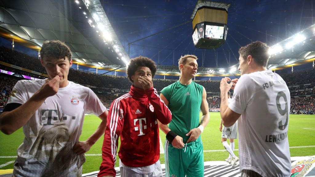 Zdjęcie okładkowe artykułu: Getty Images / Alex Grimm/Bongarts / Piłkarze Bayernu Monachium po porażce 1:5 z Eintrachtem Frankfurt. Robert Lewandowski pierwszy z prawej