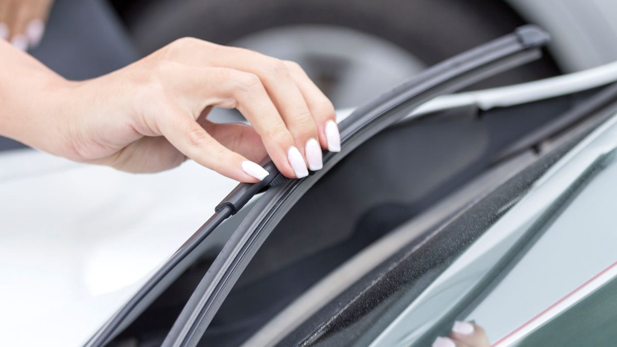 Nawet jeśli wycieraczki są mało eksploatowane, bo pojazd przez większość czasu stoi, to i tak po kilku latach należy je wymienić.