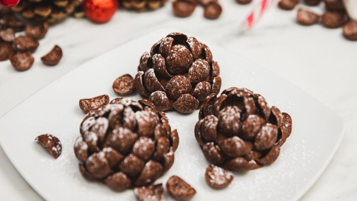 Do masy na czekoladowe szyszki może dodać kilka kropelek rumu