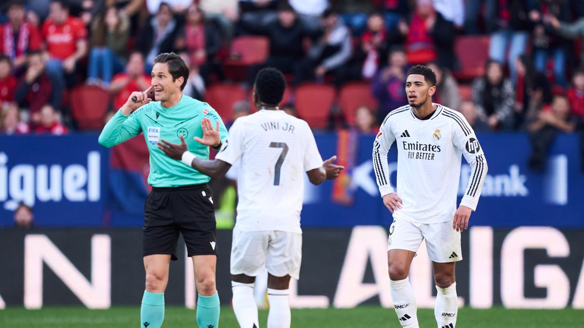 Getty Images / Juan Manuel Serrano Arce / Na zdjęciu: Jose Luis Munuera Montero (z lewej) i Jude Bellingham (z prawej)