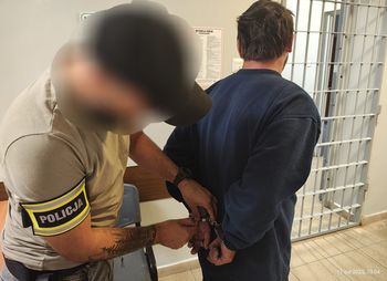 Brutalny atak w motelu. Zaatakował nożem swoją ofiarę