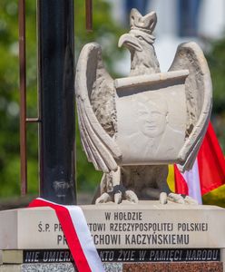Znieważył pomnik Lecha Kaczyńskiego. Policja szuka sprawcy
