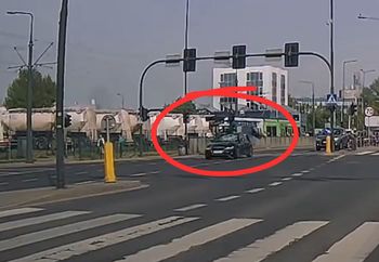 Nagranie z Krakowa sieje postrach. Pieszy potrącony na czerwonym świetle