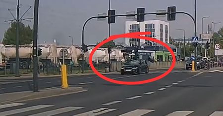 Nagranie z Krakowa sieje postrach. Pieszy potrącony na czerwonym świetle