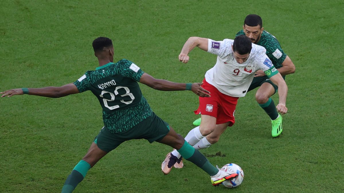 PAP/EPA / Friedemann Vogel  / Na zdjęciu: Robert Lewandowski (w środku)