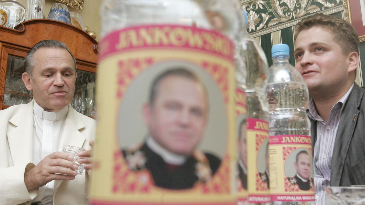 Wrzesień 2006. Ks. Henryk Jankowski i Mariusz Olchowik prezentują wodę "Jankowski".