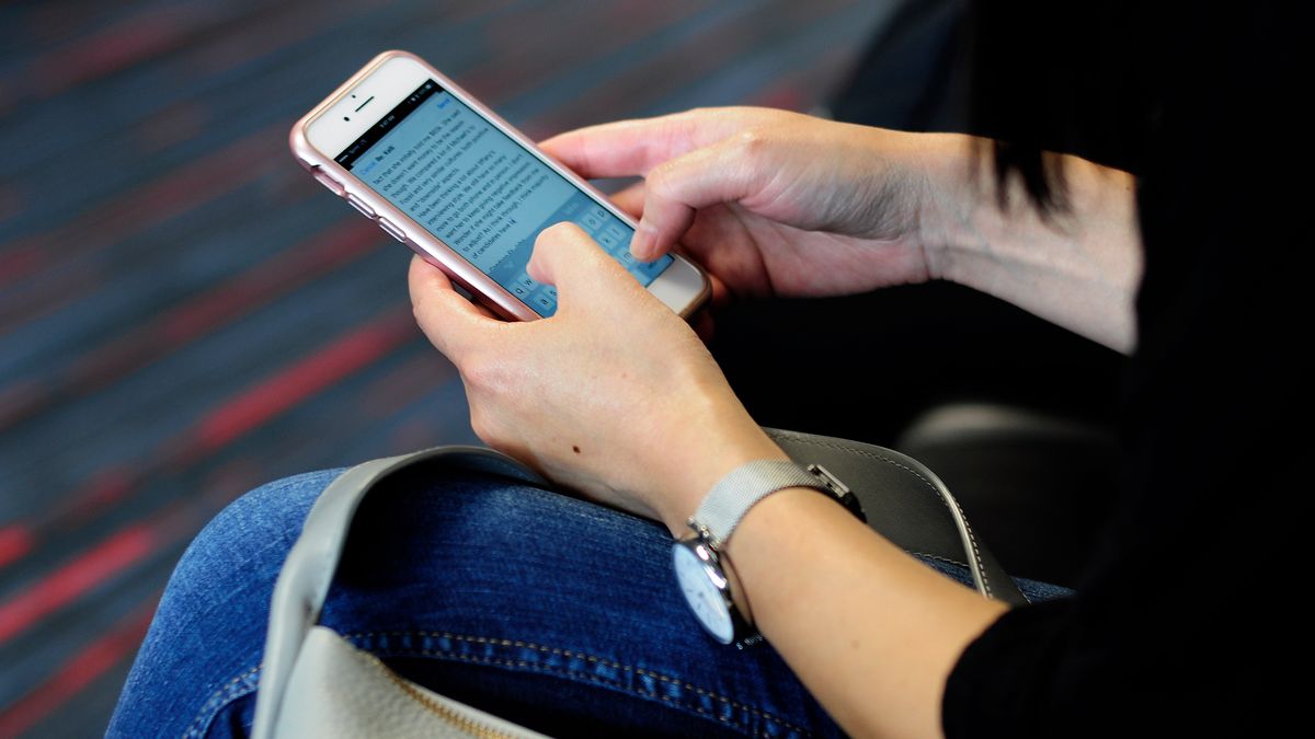 Osoba trzymająca smartfona. Zdjęcie ilustracyjne (Getty Images)