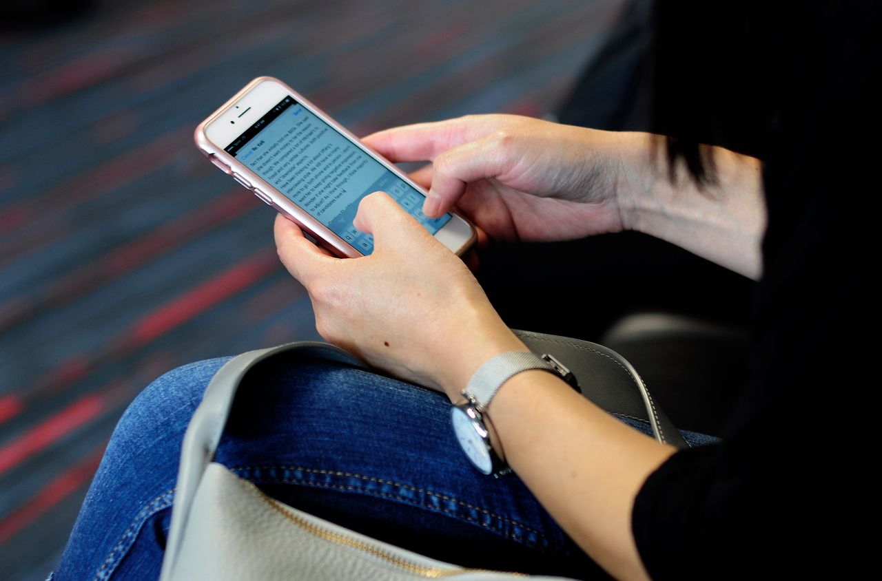 Szczepienia na koronawirusa. CERT ostrzega przed oszustwami - Osoba trzymająca smartfona. Zdjęcie ilustracyjne (Getty Images)