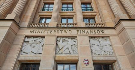 Polacy mają w portfelach miliardy złotych. Co mogą z nimi zrobić?