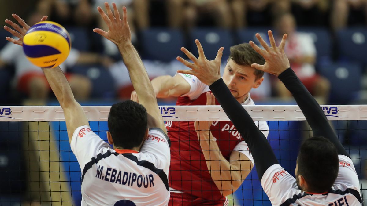 Zdjęcie okładkowe artykułu: Materiały prasowe / FIVB / Piotr Nowakowski wykonujący atak w meczu z Iranem (3:0)