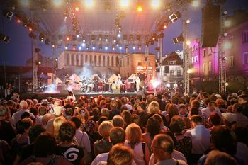 "Szalom" wynosi się z Szerokiej. Kultowy koncert Festiwalu Kultury Żydowskiej w nowej lokalizacji