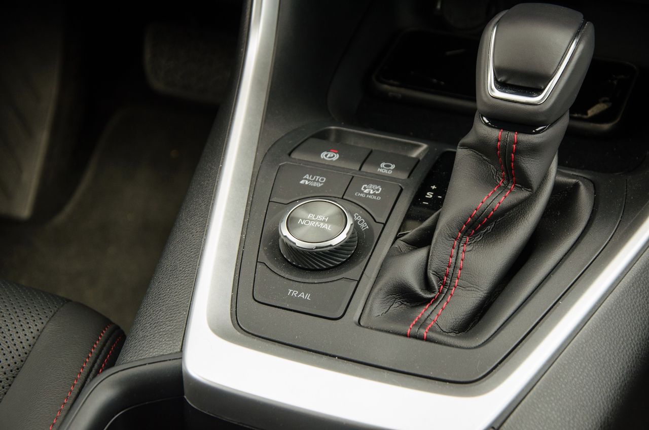 Toyota RAV4 Plug-in Hybrid daje wybór trybów jazdy, w tym jeden tryb wspomagający jazdę w terenie.