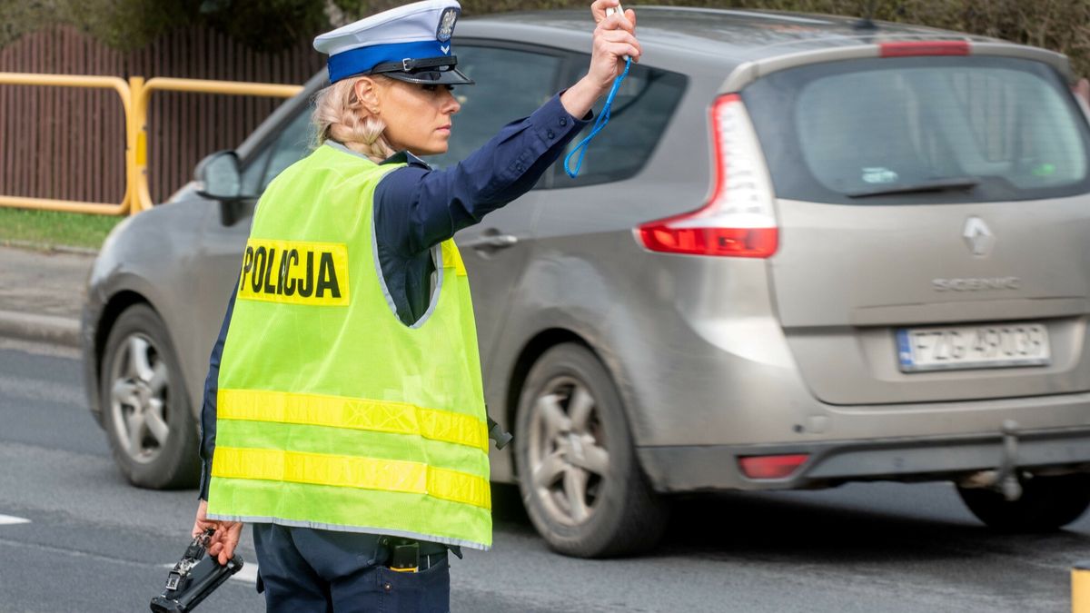 Ruszy?a akcja lubuskiej policji na DK12
Fot. NewsLubuski/East News, Zagan, 24.03.2023. Na drodze krajowej nr 12 w wojewodztwie lubuskim ruszyla wielka akcja policji. Mundurowi masowo kontroluja predkosc pojazdow oraz sprawdzaja sytuacje przy pomocy drona. W ruch poszly laserowe mierniki predkosci i radiowozy z wideorejestratorem. To poklosie ostatnich smiertelnych wypadkow na krajowce. N/z policjantka zatrzymuje lizakiem
NewsLubuski