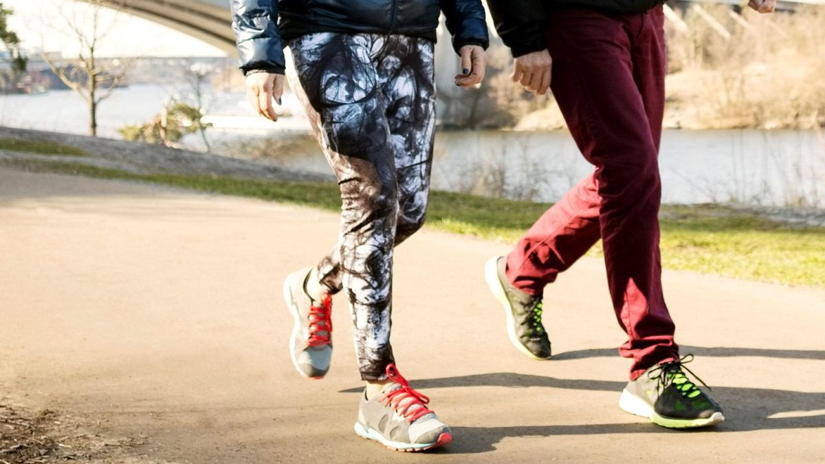 Spacer również pozwala spalić sporo kalorii.