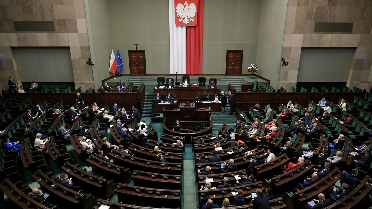 Sejm odrzuca senackie poprawki do bonu turystycznego.