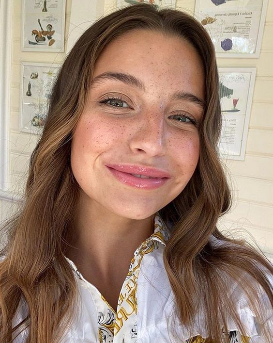 Julia Wieniawa z piegami